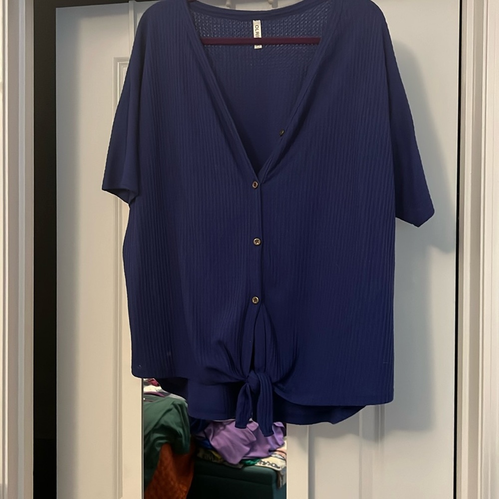 Short-sleeve tie front top